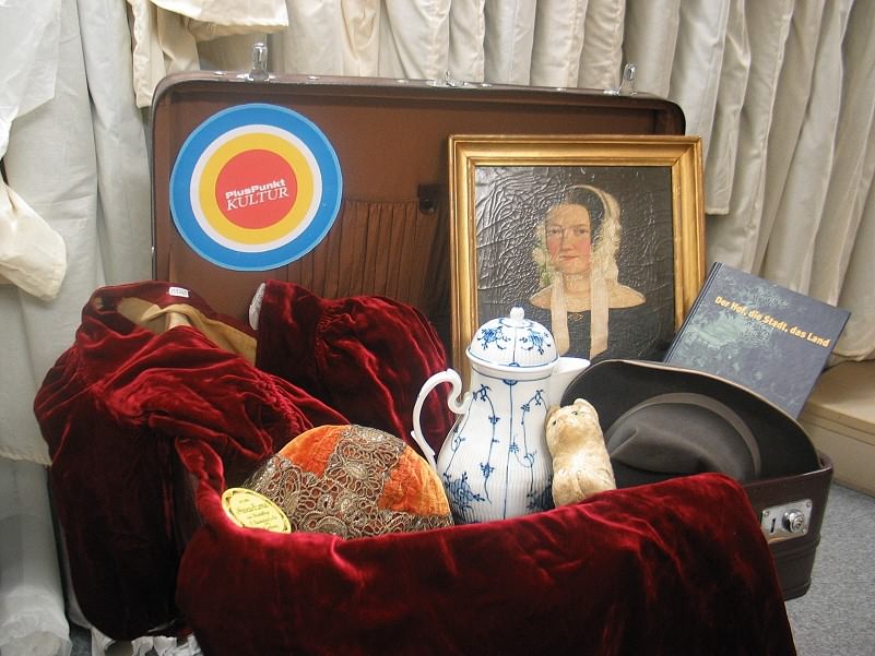 Der Museumskoffer voller Objekte steht für seinen Einsatz in den Seniorenheimen bereit