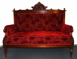 Historistisches Sofa, zweite Hälfte 19. Jahrhundert, Holz und Textilien, Foto: Patrick Schröder