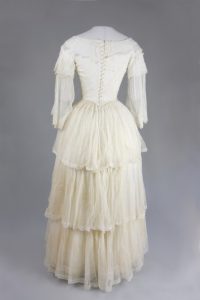 Kleid mit Schneppentaille (Rückenansicht). Um 1850. Musselin.
