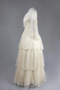 Kleid mit Schneppentaille. Um 1850. Musselin.
