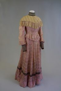 Brautkleid, zweiteiliges Kleid aus Jacke und Rock. Um 1898. Georgette, Samt, Baumwolle, Spitze.