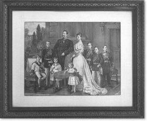 Kaiser Wilhelm II im Kreis seiner Familie, Lithographie, um 1900. Die verbreiteten Portraits des kaiserlichen Herrscherhauses waren an der Vermittlung gesellschaftlicher Leitbilder des Wilhelminismus beteiligt.