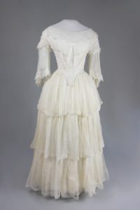 Kleid mit Schneppentaille (Forderansicht). Um 1850. Musselin.