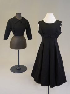 Abendkleid mit Bolerojacke. 1950er Jahre. Ripsstoff.