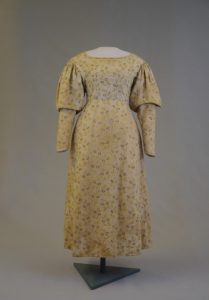 Biedermeierkleid. 1830-1860. Baumwolle, bedruckt.