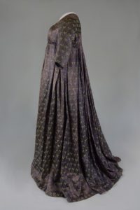 Violettes Empirekleid. Anfang 19. Jh. Seidenbrokat.