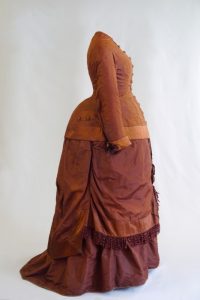 Brautkleid. Auch Kostüm- und Turnürenkleid. Zweite Hälfte 19. Jh. Seidentaft, Seisenatlas, Seitenansicht.