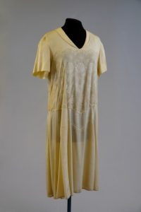 Brautkleid. Um 1925. Seide, Tüllspitze.