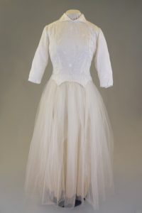 Brautkleid. Um 1957. Seide, Taft, Tüll.