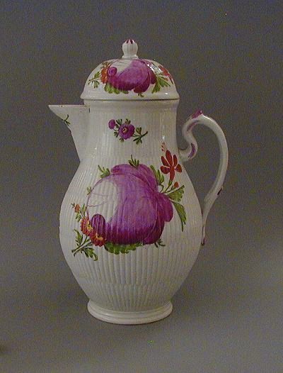 Kaffeekanne, Dekor 'Rot Dresmer' (Ostfriesische Rose), Wallendorf, um 1800