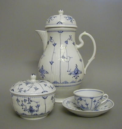 Kaffekanne, Zuckerdose und Tasse, Dekor 'Strohblume', Wallendorf, um 1800