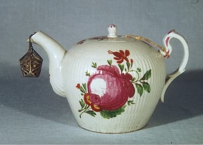 Teekanne, Dekor 'Rot Dresmer' (Ostfriesische Rose), Wallendorf, um 1800
