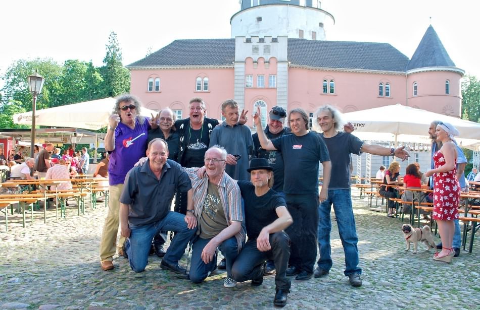 Peter Schmerenbeck (vorne links) im Kreis 'seiner' DJs