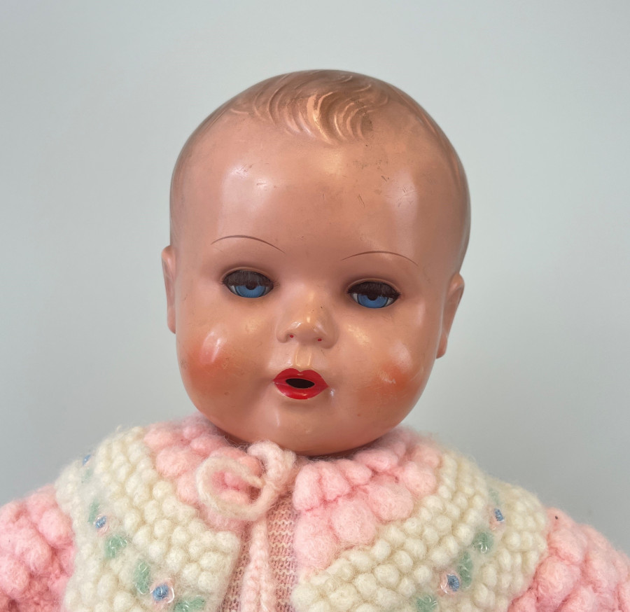'Strampelchen' hat Schlafaugen mit Echthaarwimpern und wurde ursprünglich mit einem Schnuller ausgeliefert, der bei dieser Puppe nicht mehr erhalten ist.