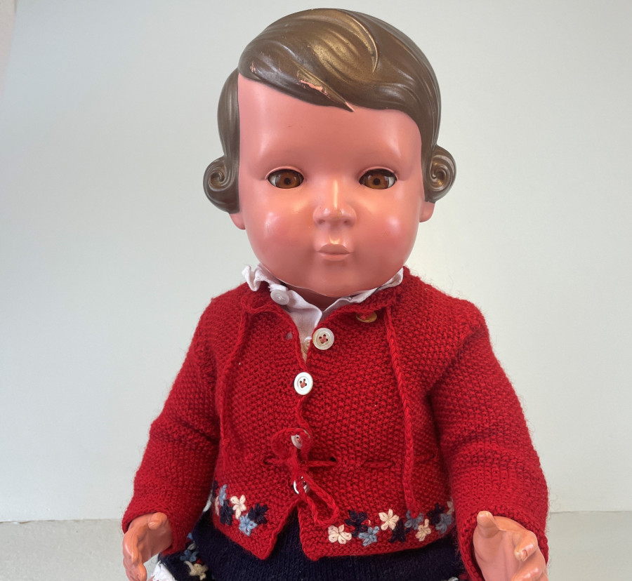 Die 'Inge'-Puppe hat noch intakte Schlafaugen, die Farbe der Haare ist etwas berieben. Dieses Modell war eine der teuersten Puppen aus dem damaligen Schildkröt-Katalog.