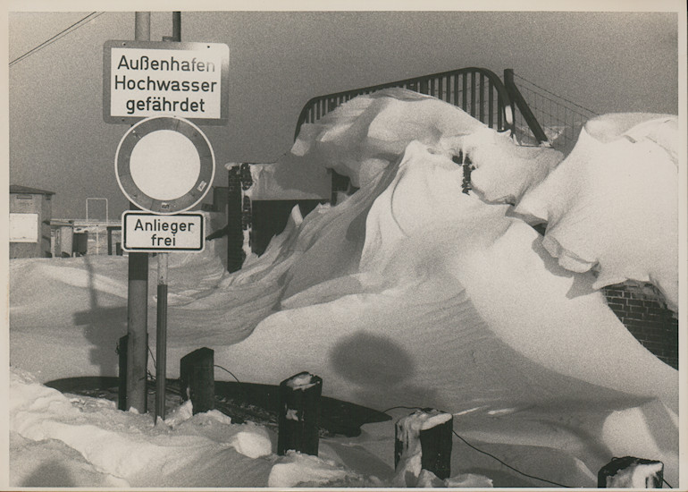 Schneeverwehungen an der Küste