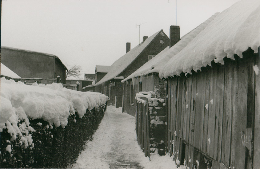 Eiszapfen an Häusern im Wangerland, um 1965