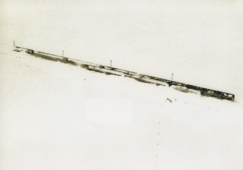 Schneekatastrophe, eingeschneiter Zug in der Nähe von Wilhelmshaven, 1979