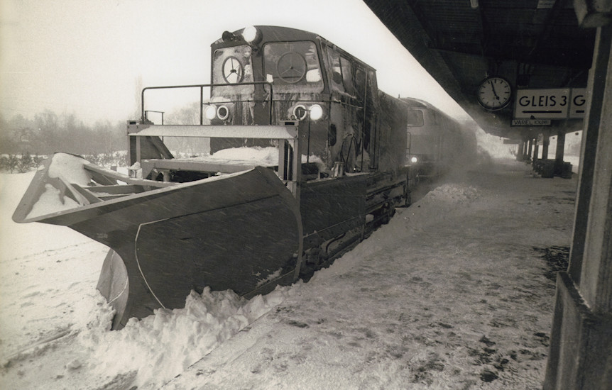Schneepflug im Bahnhof Varel, 1979