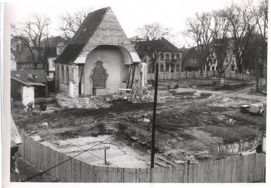 Das Foto zeigt den Choranbau mit der Mauer und Resten des Altars nach dem Brand. Foto Tuhy nach 1959