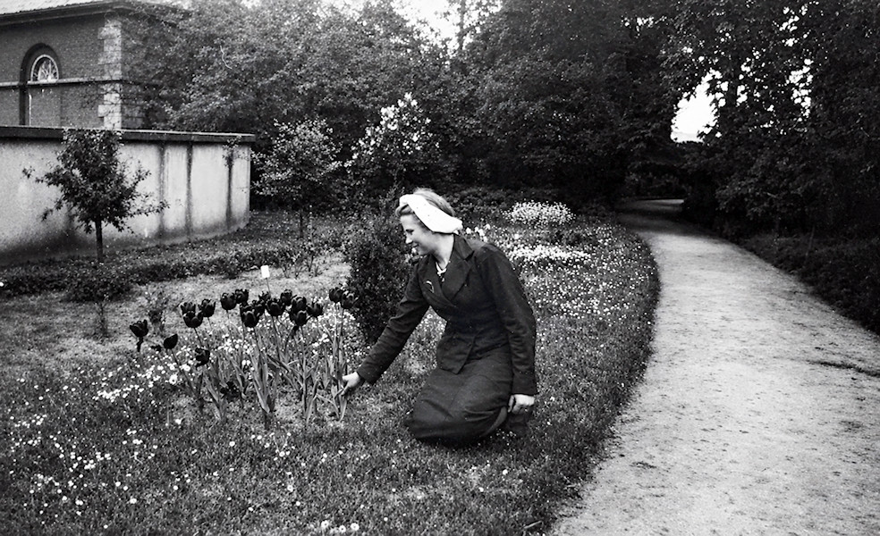 Frau Albers um 1950 beim Blumenbeet