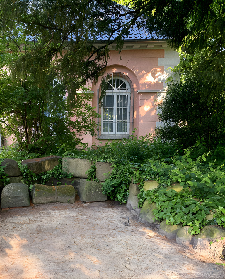 Die Sitzgrotte hinter dem linken Torhaus