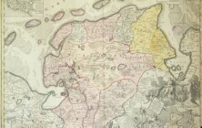 Ehrenreich Gerhard Coldewey (1702-73), Tabula Frisiae Orientalis (mit Stadtgrundrissen von Emden u. Aurich), ca. 1:200.000, kolorierter Kupferstich, 58x51 cm, 1730. Inv.-Nr. 12221 (Ka 225b) Ehrenreich Gerhard Coldewey (1702-73), Tabula Frisiae Orientalis (mit Stadtgrundrissen von Emden u. Aurich), ca. 1:200.000, kolorierter Kupferstich, 58x51 cm, 1730. Inv.-Nr. 12221 (Ka 225b)