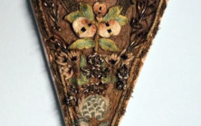 Bruststecker - ein Kleidungsstück aus dem 18. Jahrhundert, wie man ihn zum Beispiel zu einer Robe à la française trug Bruststecker