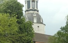 Das Schloss Jever vom Schlosspark aus gesehen Das Schloss Jever vom Schlosspark aus gesehen