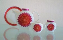 Kaffeeservice "Budapest",
Melitta, Varel, ab 1965 verkauft, Dekor: Sternenornament rot, Foto: Archiv Friesland Porzellan Service Budapest Melitta