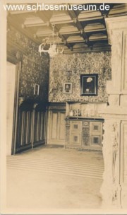 Das Vorzimmer zum Audienzsaal mit Fräulein Maria auf der Ledertapete.