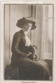 Postkarten mit Porträts gibt es schon so lange wie Postkarten mit Motiven. Auch im Bestand vom Schlossmuseum befinden sich einige Stücke. Hier Prinzessin Ernst August von 1914.