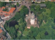 Luftbild vom Schloss mit Parkanlage.