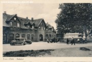 Diese Postkarte lief erst 1962. Das Motiv zeigt den Bahnhof, wohl eine ältere Aufnahme?