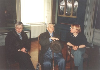 Letzter Besuch von Hein Bredendiek im Schlossmuseum: Margot Lorentzen (zu der Zeit Bürgermeisterin der Stadt Jever), Bredendiek, Prof. Dr. Antje Sander (Museumsleiterin).