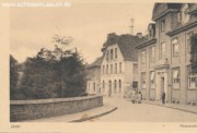 Das Postkartenmotiv zeigt die Albanistraße. Häuser rechts, Schlossgraben links.