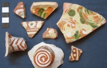 Neuzeitliche bemalte Irdenware