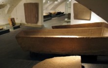 Sandsteinsarkophage, Platten, Holzsärge