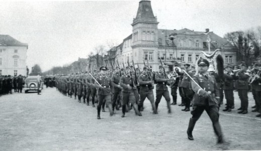 Parademarsch auf dem Alten Markt von Jever anlässlich der Einweihung des Militärflugplatzes Upjever am 1. Mai 1936 (Sammlung Peters)
