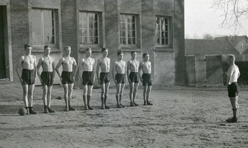 Sportstunde am Mariengymnasium Jever 1937. Die Nationalsozialisten förderten den in bürgerlichen Kreisen verpönten Fußball wegen seiner Rauheit. Der Körperkult sollte „abhärten“ und auf den Krieg vorbereiten. (Schularchiv Mariengymnasium Jever)