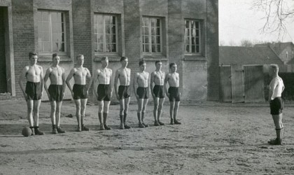 Sportstunde am Mariengymnasium Jever 1937. Die Nationalsozialisten förderten den in bürgerlichen Kreisen verpönten Fußball wegen seiner Rauheit. Der Körperkult sollte „abhärten“ und auf den Krieg vorbereiten. (Schularchiv Mariengymnasium Jever)