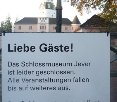 Das Schild hängt nun wieder vor dem Eingang.