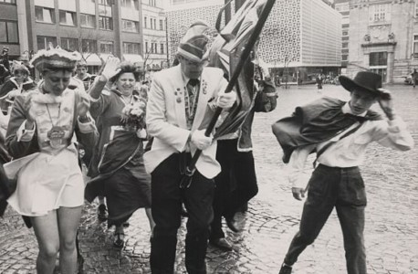 Gerolf Schmidt, Kampf gegen den Wind. Karneval in der Stadt Oldenburg 27.02.1990, Schlossmuseum Jever/NWZ-Archiv