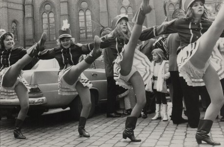 Günter Nordhausen, Funkenmariechen auf dem Marktplatz in Oldenburg, 22.02.1971, Schlossmuseum Jever/NWZ-Archiv