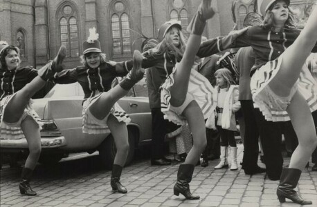 Günter Nordhausen, Funkenmariechen auf dem Marktplatz in Oldenburg, 22.02.1971, Schlossmuseum Jever/NWZ-Archiv