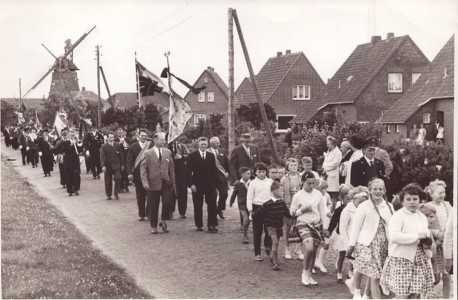 Franz Tuhy, Schützenfest Accum, Parade, um 1970, Schlossmuseum Jever, Nachlass Tuhy