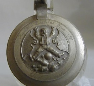 Deckel eines Bierhumpens, Kegelclub Fidelitas Jever, Zinn, um 1920.