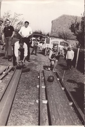 Franz Tuhy, Freiluft-Kegelbahn, vermutlich Hohenkirchen, um 1965.