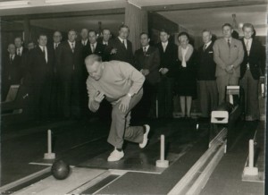 Franz Tuhy, Schiebt keine ruhige Kugel: Gemeindedirektor Alfred Geyer (Wangerland), um 1970.