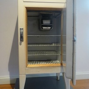 Im Inneren gibt es ein kleines Eisfach.